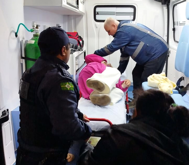 Mulher recebe socorro na Ilha do Mel 200