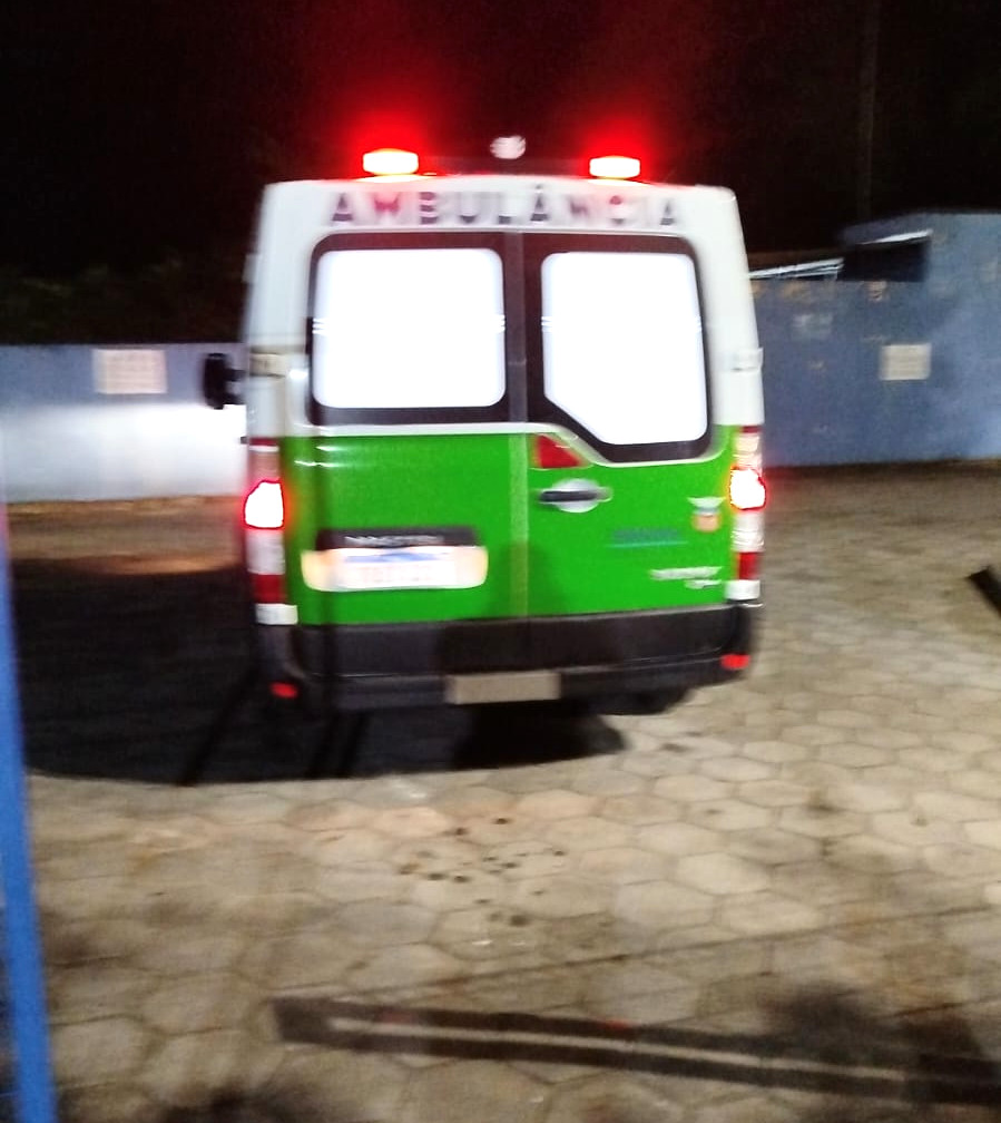 Mulher recebe socorro na Ilha do Mel 300