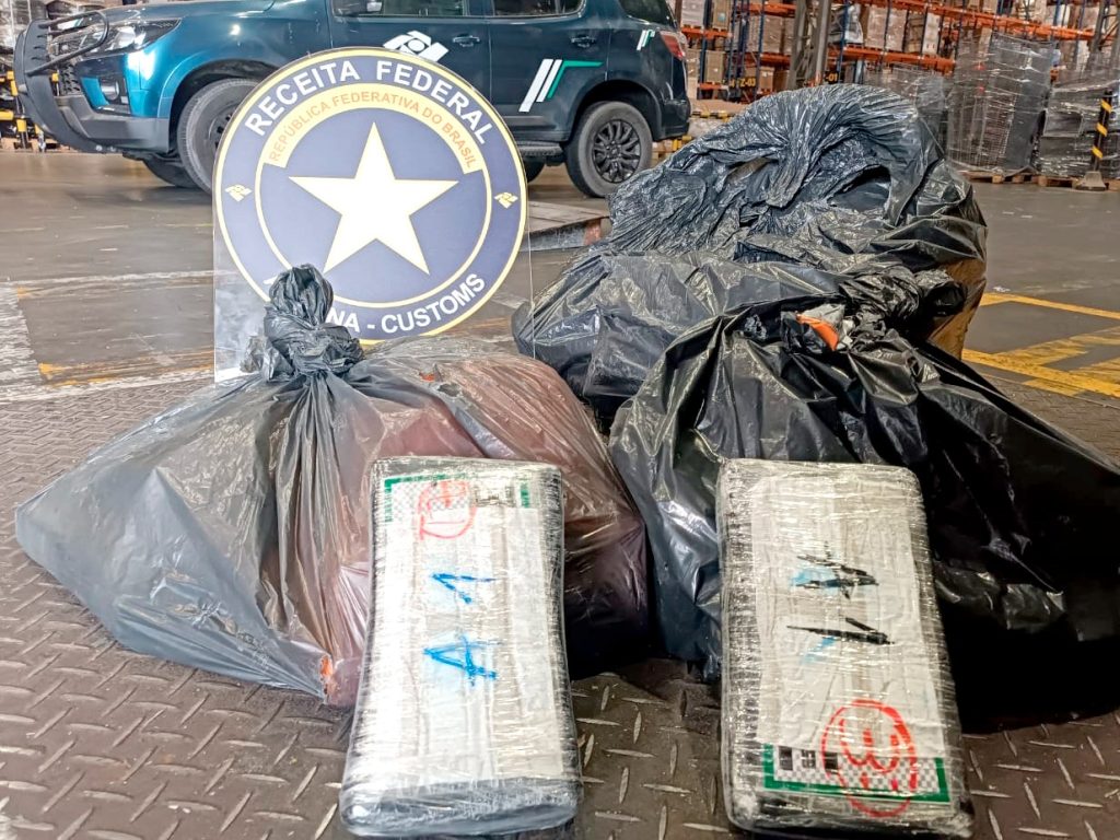 Receita apreende cocaína no porto de Paranaguá 20