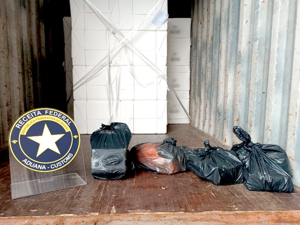 Receita apreende cocaína no porto de Paranaguá 5