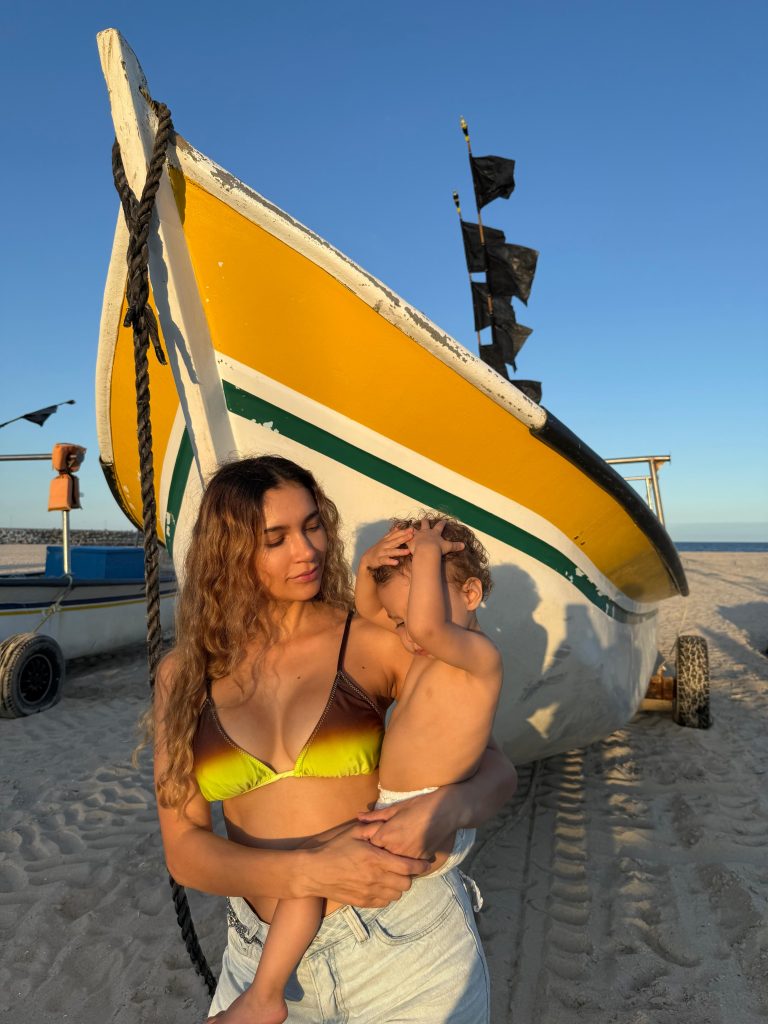 STÉFANI MOTA E A FILHA OLÍVIA EM PRAIA DO LITORAL DO PARANÁ -FOTO DO ACERVO PESSOAL