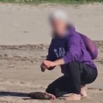 Mulher viraliza após cortar carne de tartaruga morta