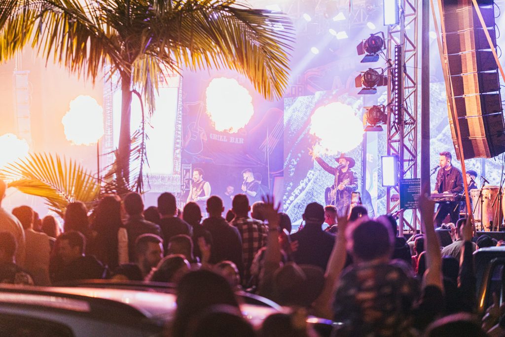 Festa do Agricultor e Pescador leva milhares a Guaraqueçaba em três dias de shows