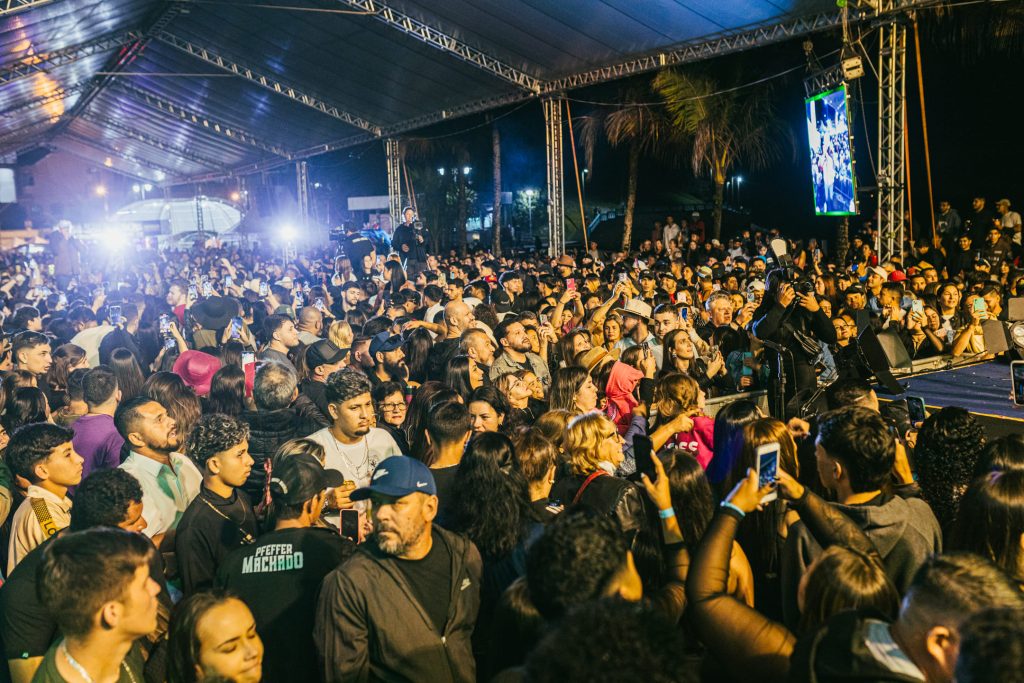 Festa do Agricultor e Pescador leva milhares a Guaraqueçaba em três dias de shows