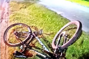 Ciclista fica ferido em colisão com caminhão em Paranaguá
