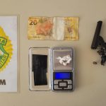PM apreende arma e drogas durante abordagem em Guaratuba