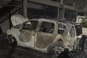 Carro é incendiado em frente residência em Matinhos