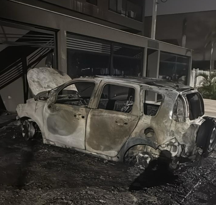 Carro é incendiado em frente residência em Matinhos