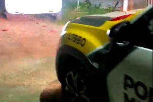 Carro roCarro roubado é encontrado abandonado pela PM em Matinhosubado recuperado pela PM em Matinhos