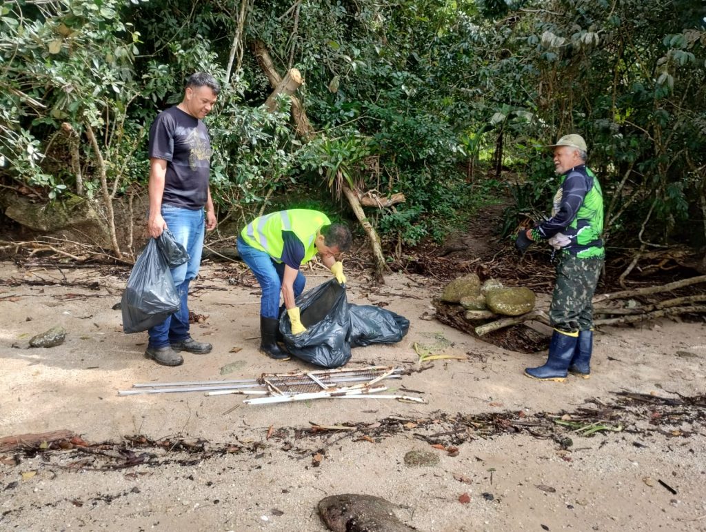 Foram retirados mais de 1.000 kg de resíduos da Baía de Antonina. Foto: Prefeitura de Antonina
