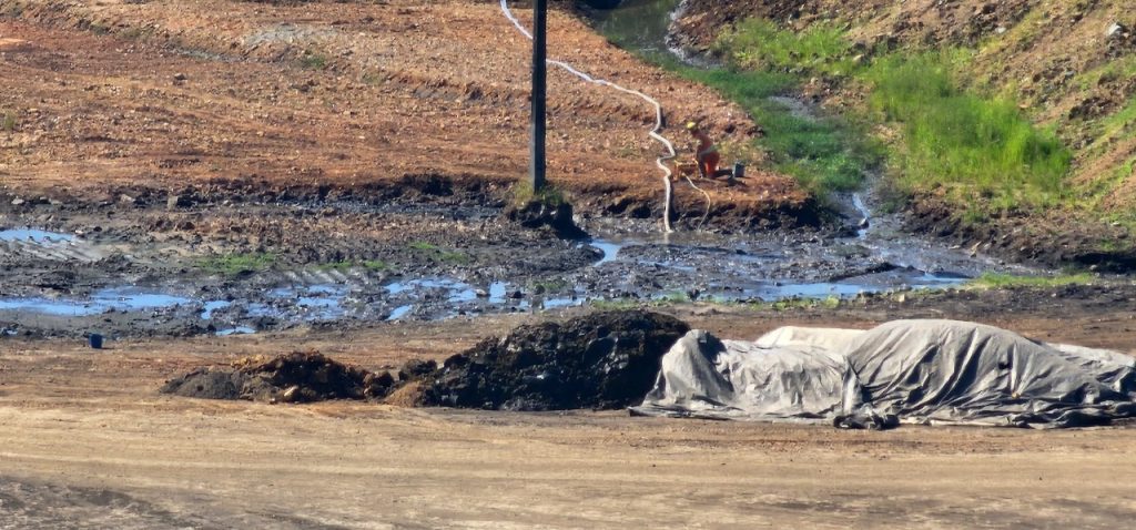 Foram feitas duas retiradas de carvão mineral de área no Porto Barão de Teffé; contaminação na área é alvo de processos judiciais