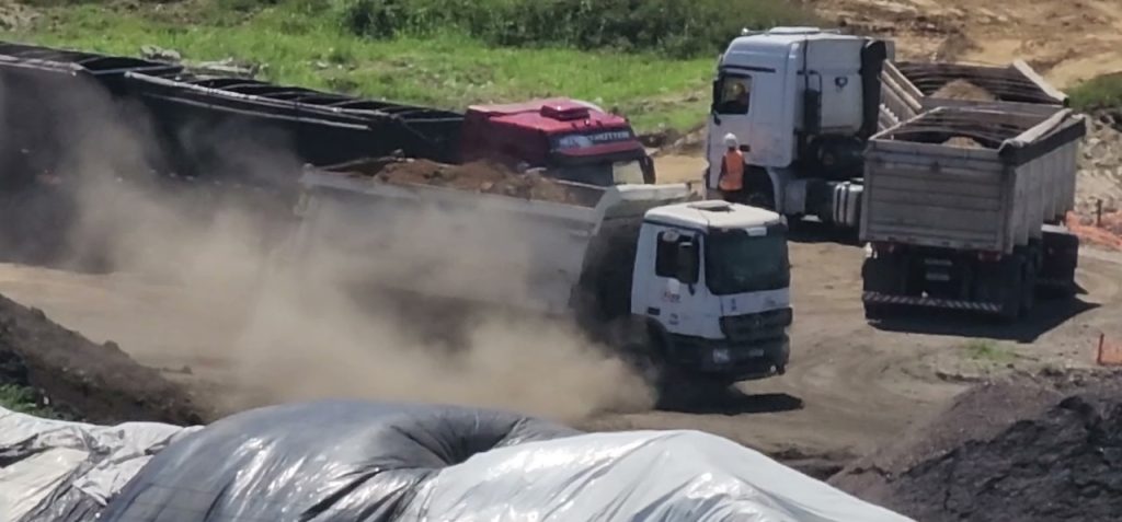 Caminhões utilizados para a retirada de resíduos de carvão mineral de área onde ficará a marina seriam de empresa que não tem autorização para transportar esse tipo de material