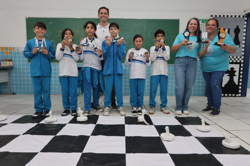 O prefeito Rudão Gimenes esteve na Escola Municipal Luiz Antônio Amatuzzi de Pinho para oficializar o convênio entre a Prefeitura e o Centro de Excelência de Xadrez.