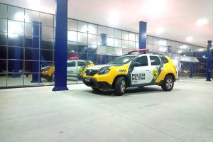 Rapaz em surto psicótico fica nu em rua de Paranaguá