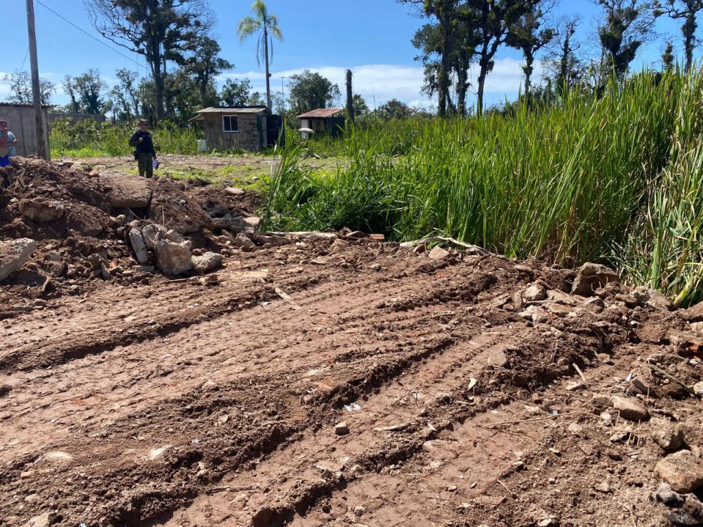 Polícia Ambiental Embarga Construção Irregular em Guaratuba 12jpg