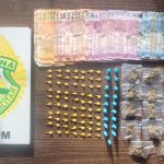 Tráfico PM encontra pochete "recheada" de drogas durante abordagem em Matinhos drogas PM 10