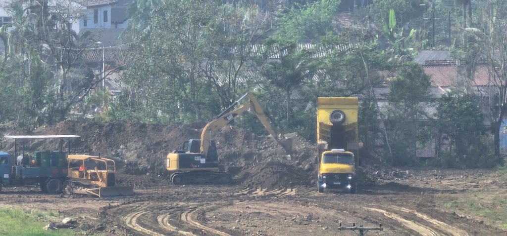 Caminhões carregados com resíduos de carvão deixam o Porto Barão de Teffé, em Antonina.
