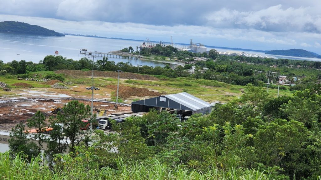 Caminhões utilizados para a retirada de resíduos de carvão mineral de área onde ficará a marina seriam de empresa que não tem autorização para transportar esse tipo de material