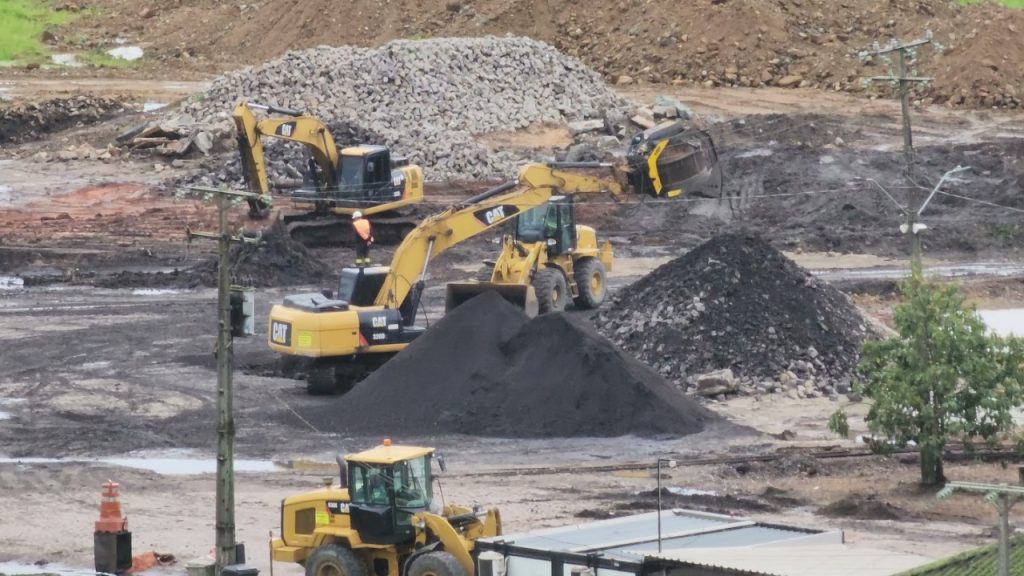 Caminhões utilizados para a retirada de resíduos de carvão mineral de área onde ficará a marina seriam de empresa que não tem autorização para transportar esse tipo de material