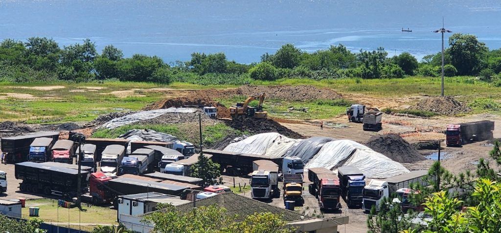 Caminhões utilizados para a retirada de resíduos de carvão mineral de área onde ficará a marina seriam de empresa que não tem autorização para transportar esse tipo de material