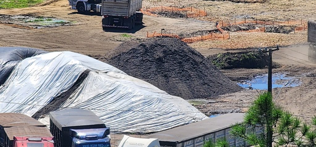 Caminhões utilizados para a retirada de resíduos de carvão mineral de área onde ficará a marina seriam de empresa que não tem autorização para transportar esse tipo de material