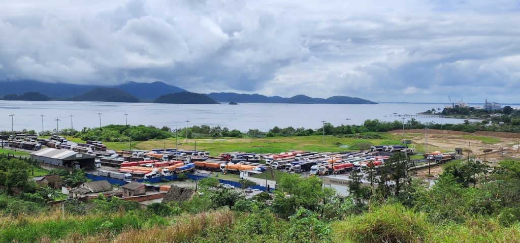 Caminhões utilizados para a retirada de resíduos de carvão mineral de área onde ficará a marina seriam de empresa que não tem autorização para transportar esse tipo de material