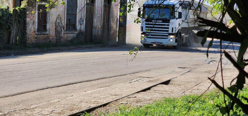 Caminhões utilizados para a retirada de resíduos de carvão mineral de área onde ficará a marina seriam de empresa que não tem autorização para transportar esse tipo de material