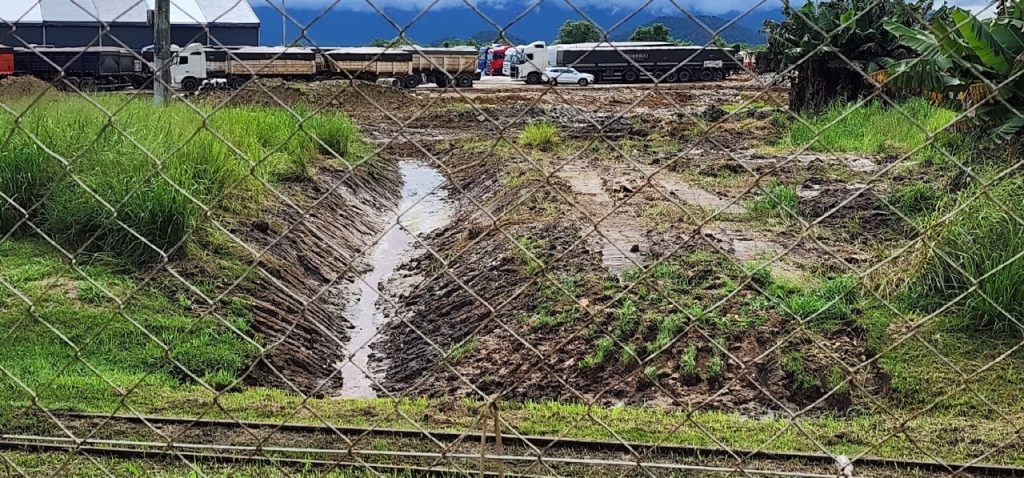 Caminhões utilizados para a retirada de resíduos de carvão mineral de área onde ficará a marina seriam de empresa que não tem autorização para transportar esse tipo de material