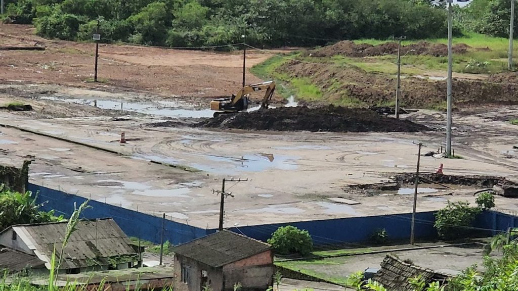 Caminhões utilizados para a retirada de resíduos de carvão mineral de área onde ficará a marina seriam de empresa que não tem autorização para transportar esse tipo de material