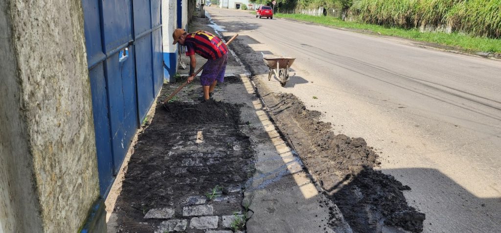 Caminhões utilizados para a retirada de resíduos de carvão mineral de área onde ficará a marina seriam de empresa que não tem autorização para transportar esse tipo de material