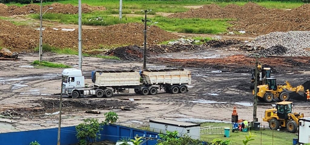 Caminhões utilizados para a retirada de resíduos de carvão mineral de área onde ficará a marina seriam de empresa que não tem autorização para transportar esse tipo de material