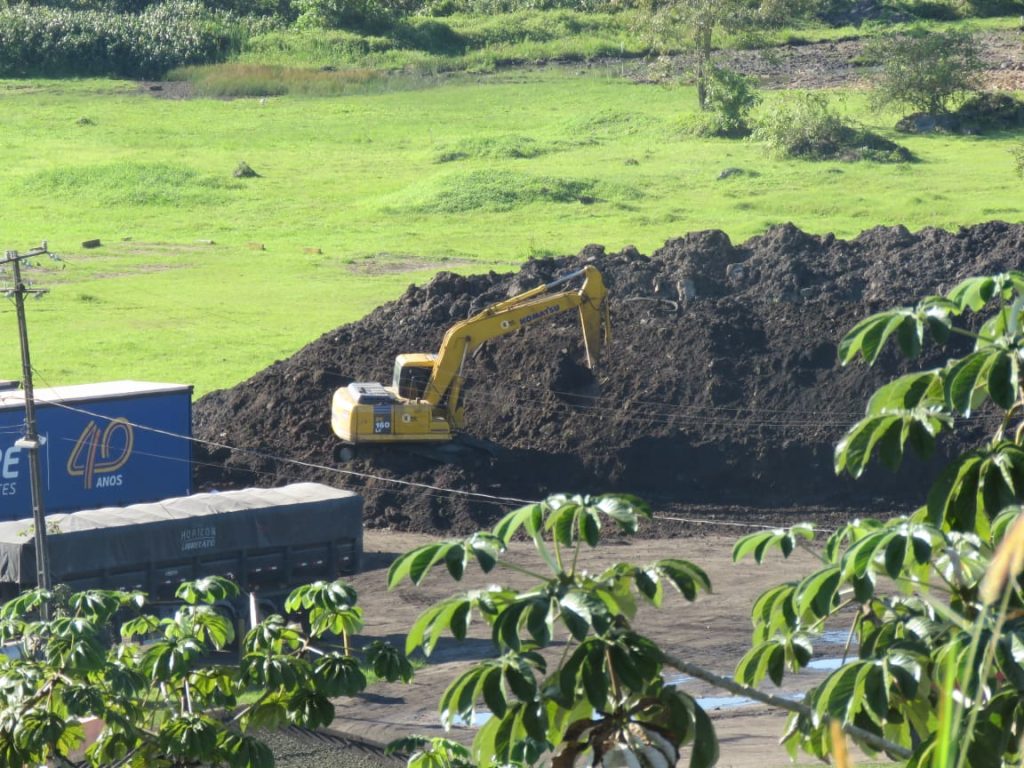 Caminhões utilizados para a retirada de resíduos de carvão mineral de área onde ficará a marina seriam de empresa que não tem autorização para transportar esse tipo de material