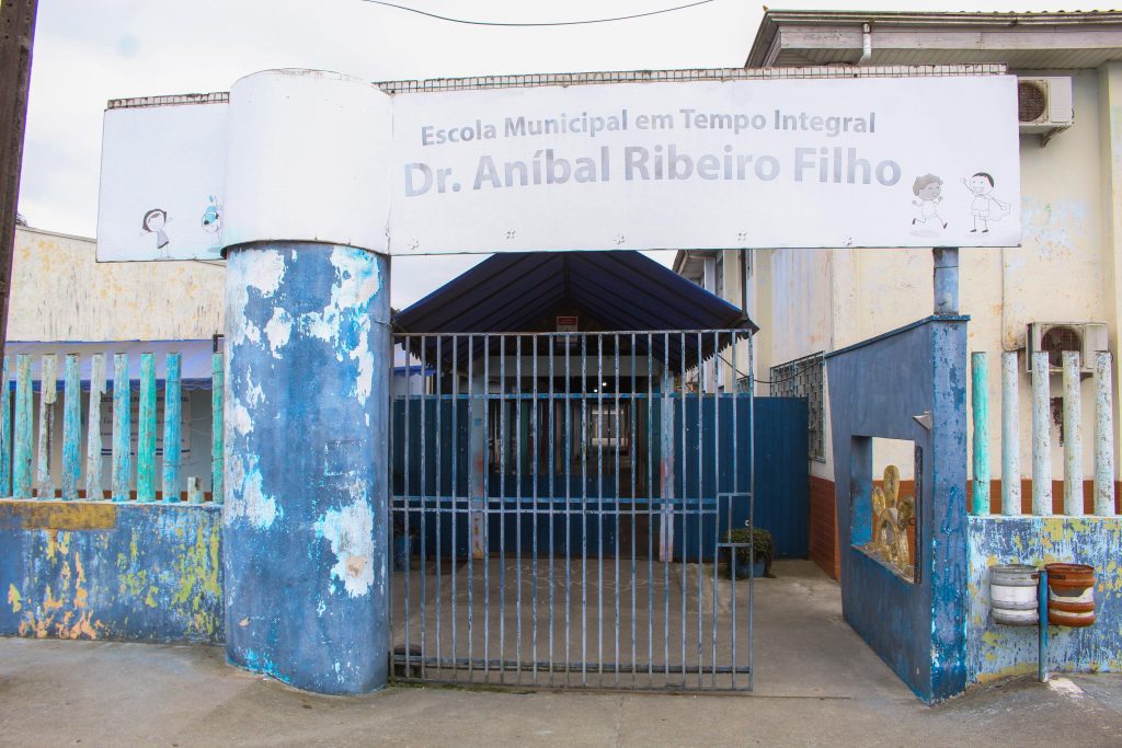Comunidade e acadêmicos se unem em mutirão para revitalizar escola em Paranaguá