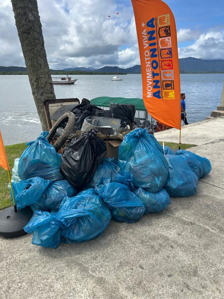 A prefeita de Antonina, Rozane Osaki, participou do mutirão de limpeza da Baía. Foto: Prefeitura de Antonina