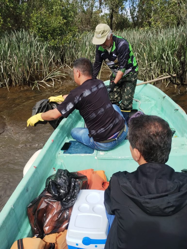 Foram retirados mais de 1.000 kg de resíduos da Baía de Antonina. Foto: Prefeitura de Antonina