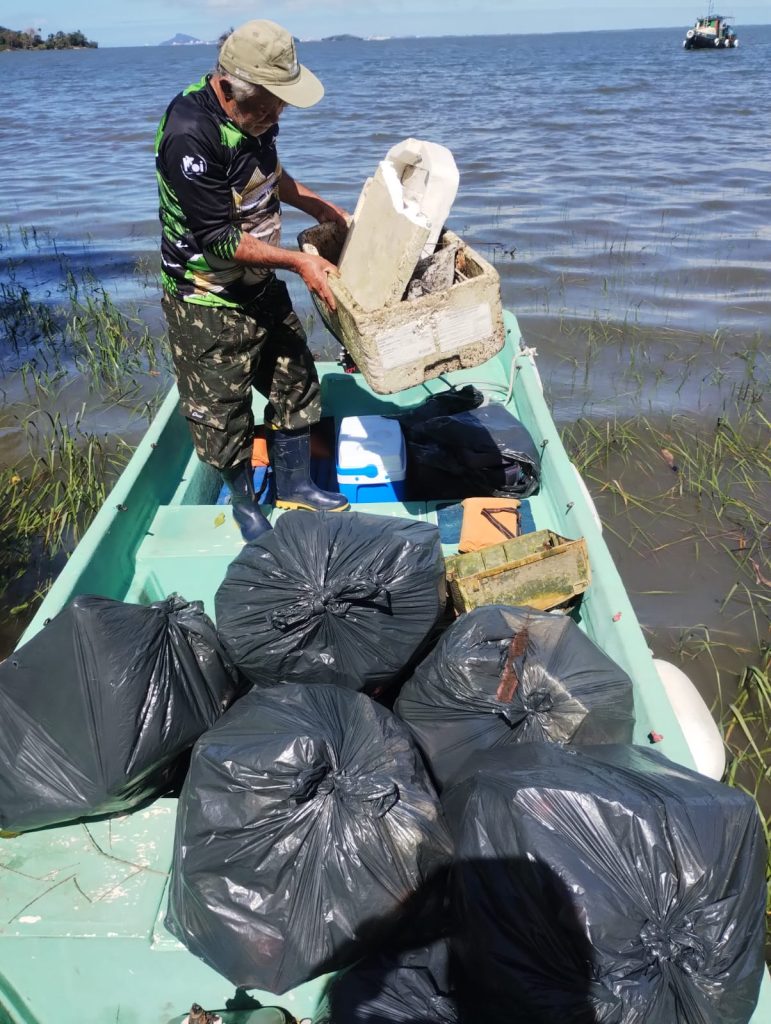 Foram retirados mais de 1.000 kg de resíduos da Baía de Antonina. Foto: Prefeitura de Antonina