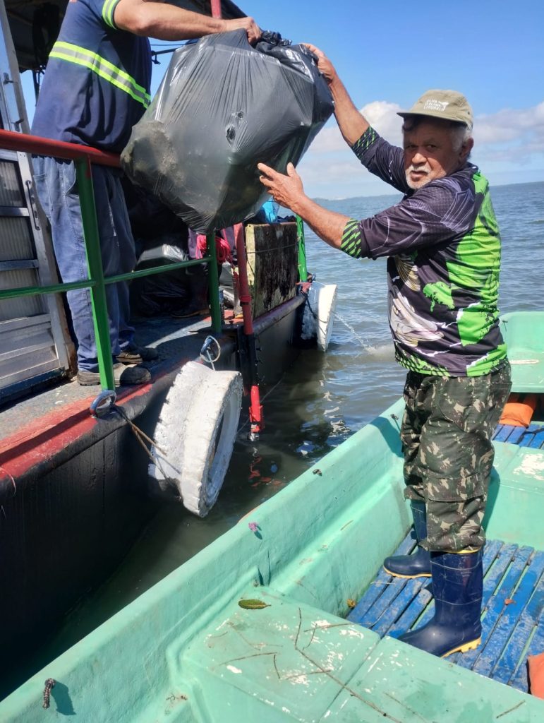 Foram retirados mais de 1.000 kg de resíduos da Baía de Antonina. Foto: Prefeitura de Antonina