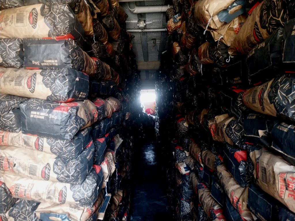 Polícia Ambiental apreende 15,8 toneladas de carvão em Guaratuba