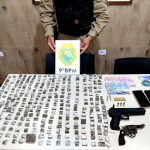 PM apreende 1,2 kg de maconha e revólver após abordar trio em Pontal