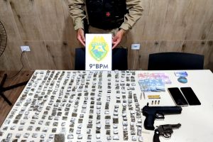 PM apreende 1,2 kg de maconha e revólver após abordar trio em Pontal