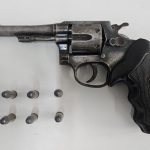 Homem encontra revólver no quintal de casa em Paranaguá