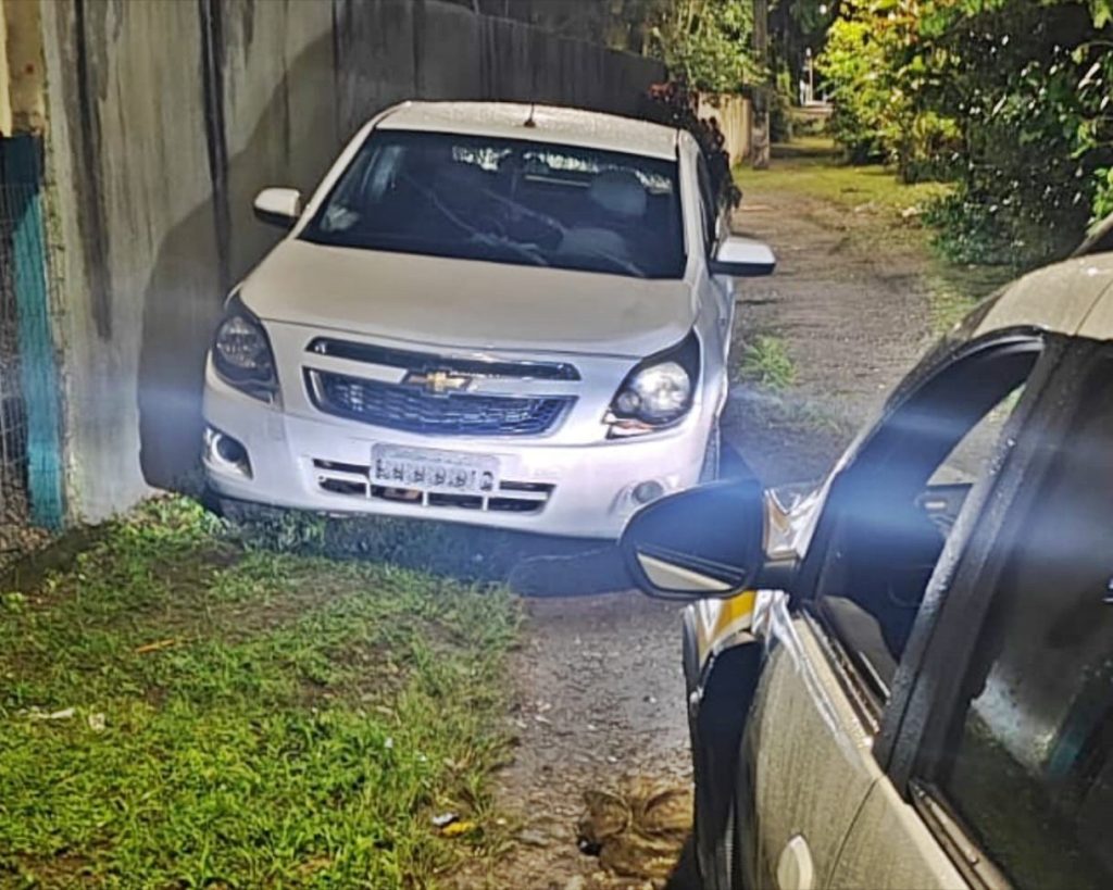 Carro reuperado pela PM em Matinhos