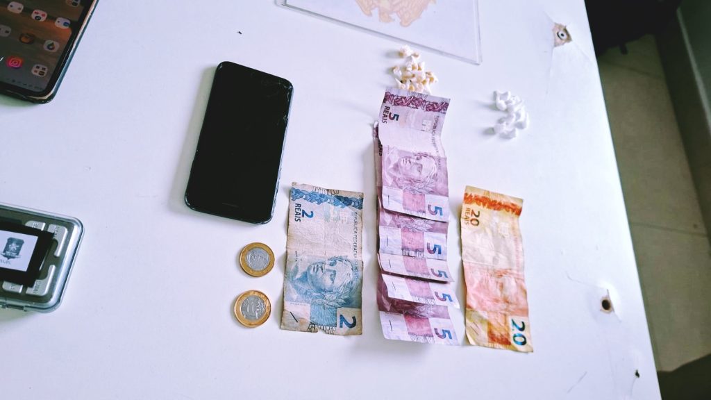 Denúncia leva PM a prender suspeitos de tráfico de drogas em Guaratuba