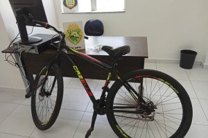 Furto de bicicleta resulta em prisão e apreensão de drogas em Matinhos