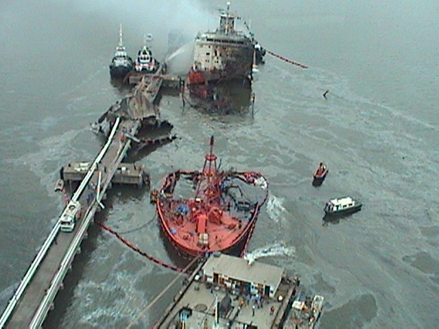 Em 2004, a explosão do navio Vicuña, atracado no terminal da Cattalini, ocasionou um dos maiores desastres ambientais do Litoral. Foto: Arquivo/Defesa Civil PR