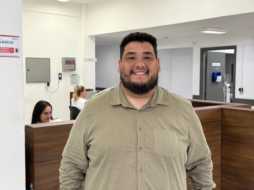 Secretário de Saúde de Antonina, André Luís da Costa Pereira, recebeu a reportagem e mostrou como funciona o hospital. Foto: Diogo Monteiro/JB Litoral