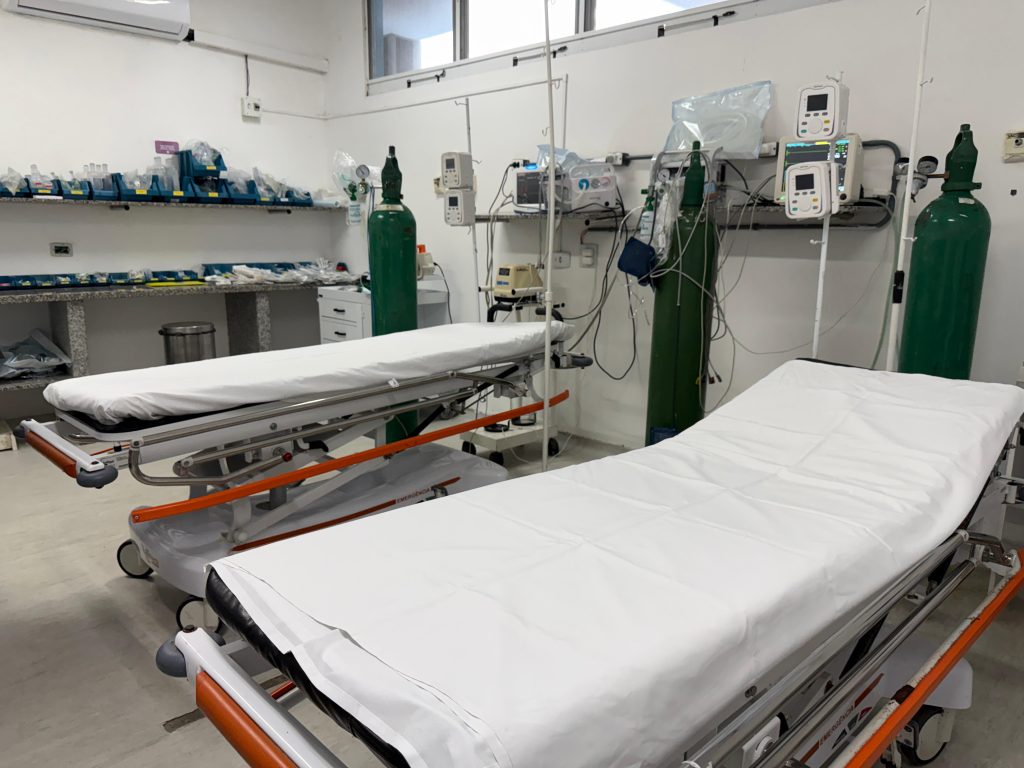 O Hospital Municipal de Antonina conta com 32 leitos, três deles preparados para atender aos pacientes que precisam ficar em isolamento. Foto: Diogo Monteiro/JB Litoral