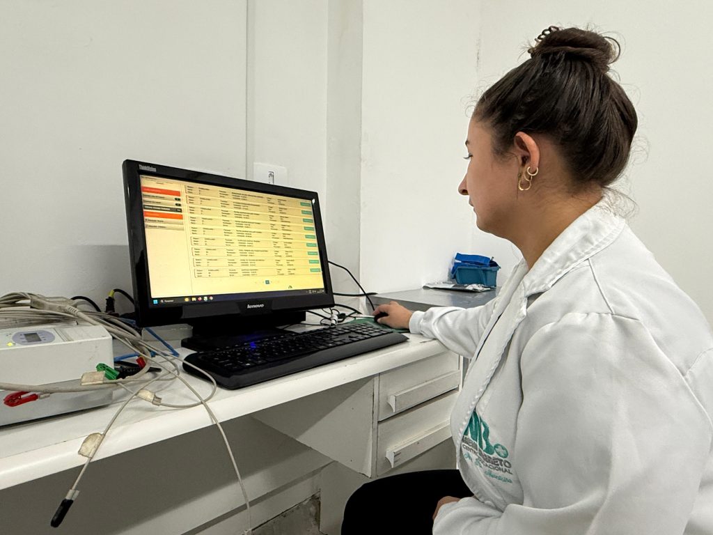 Com a nova gestão, os atendimentos migraram da ficha de papel para a utilização do Prontuário Eletrônico do Cidadão (PEC), disponibilizado gratuitamente pelo SUS. Foto: Diogo Monteiro/JB Litoral