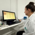 Com a nova gestão, os atendimentos migraram da ficha de papel para a utilização do Prontuário Eletrônico do Cidadão (PEC), disponibilizado gratuitamente pelo SUS. Foto: Diogo Monteiro/JB Litoral