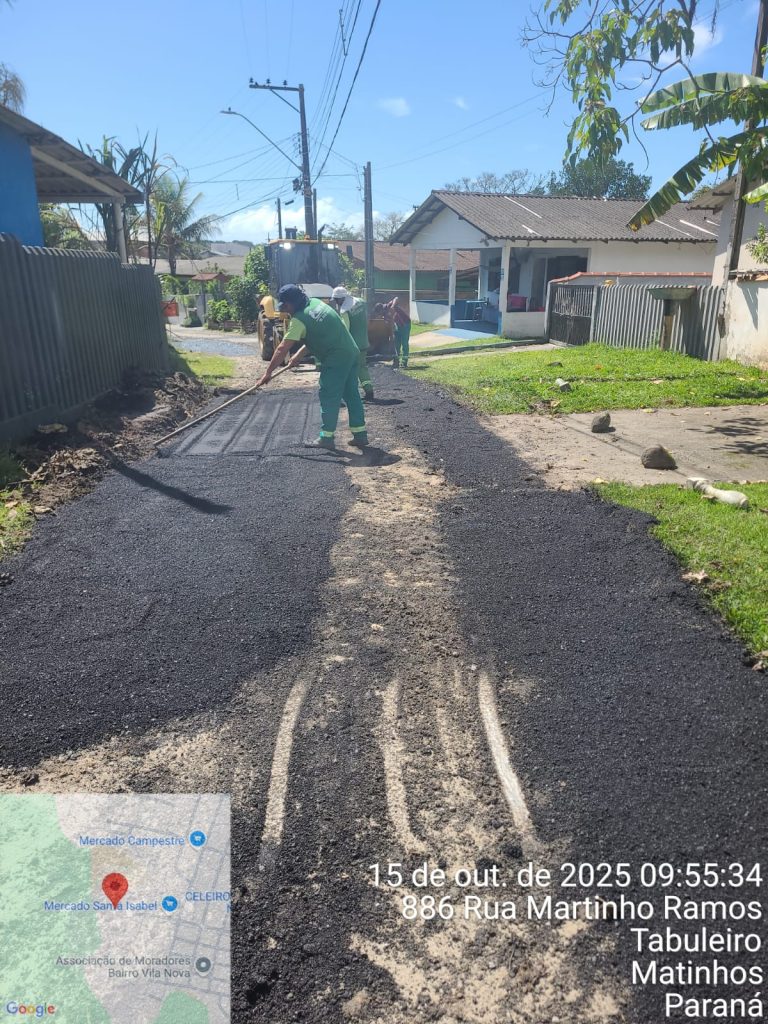 Equipes da Secretaria de Obras de Matinhos trabalham na recuperação de vias para melhorar as condições de tráfego nos bairros. Foto: Prefeitura de Matinhos